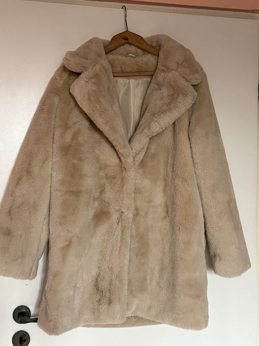 Продавам чисто ново пухкаво палто