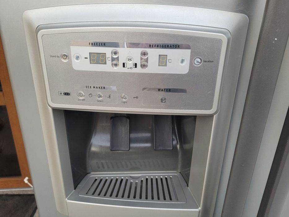 Frigider side by side