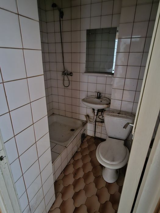 vând apartament cu 2 camere ETAJ.1 baraolt 37mp lângă profi autogara