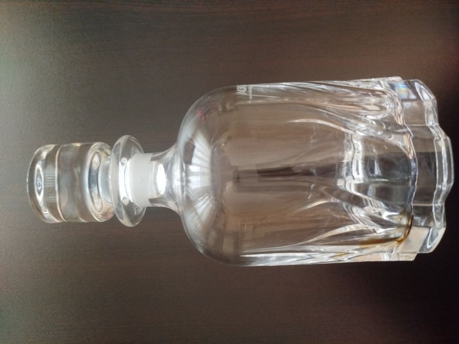 Стъклена гарафа вместимост 0.750