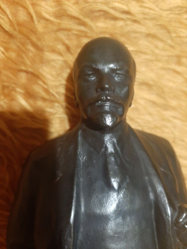 Бронзова статуя на Ленин