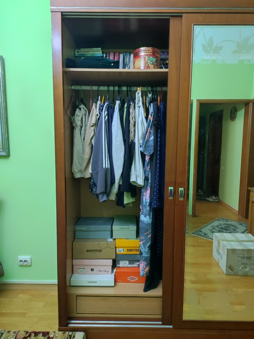 Продам купейный шкаф