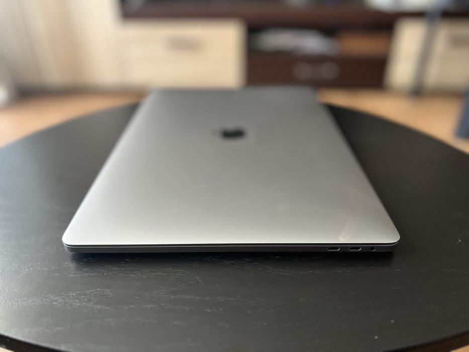 Отличен MacBook Pro 15” 2.9i9 8-Core 32GB 1TB 4GB Video