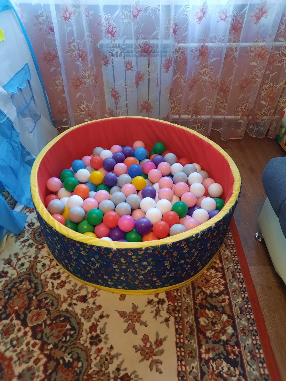 Продам "сухой бассейн" с шарами