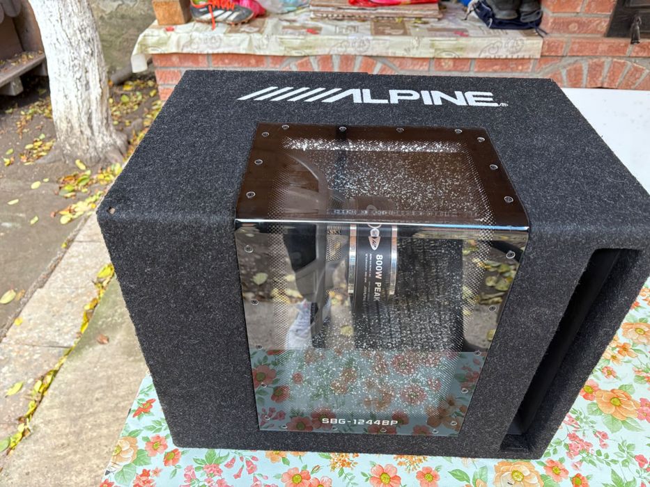 Subwoofer și stație Alpine 800 W