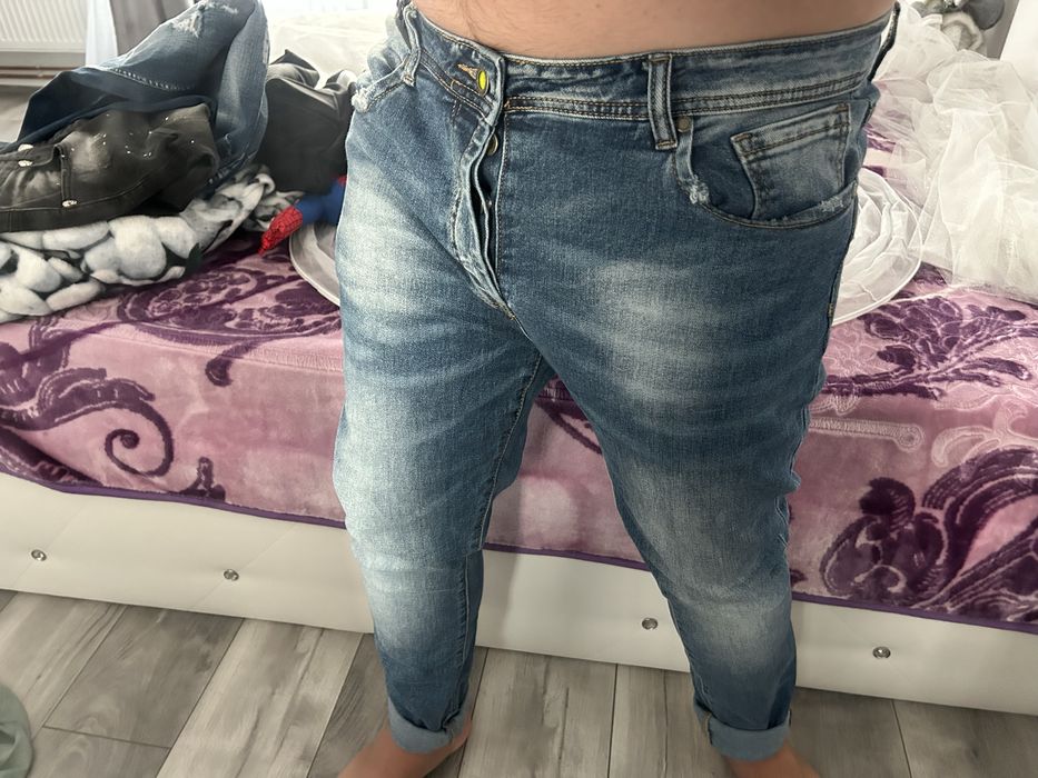 Vand blugi de barbati marimea 34