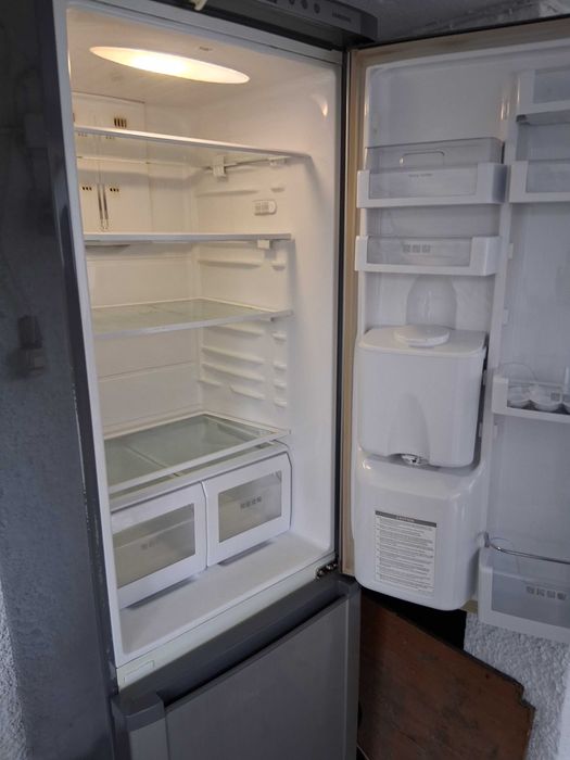 Продавам хладилник Samsung
