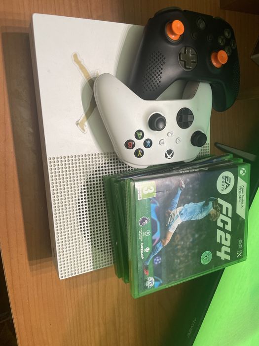 Consola xbox one s in stare foarte buna,schimb pe un ps4