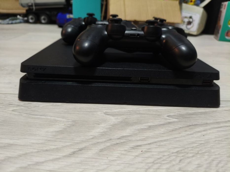 PlayStation 4 Slim 1TB / PS4 + 2 controllere