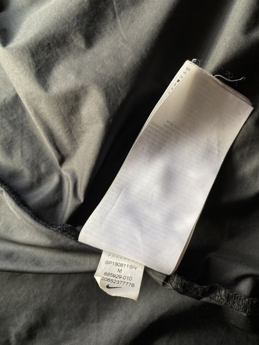 Черна ветровка Nike