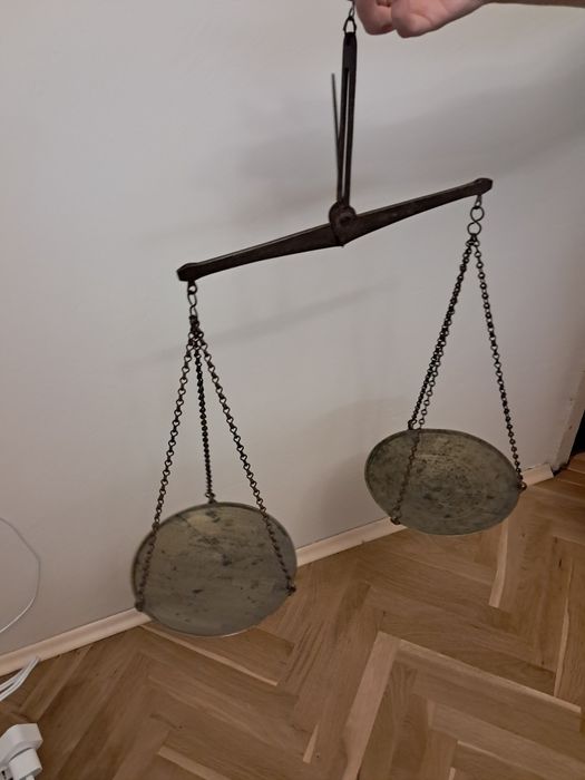 Стар кантар с две гнезда