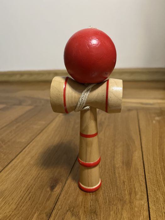 Kendama rosie de lemn