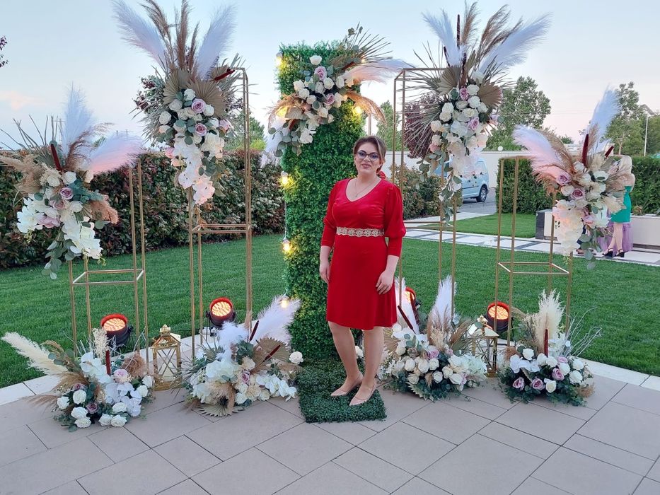 Rochie eleganta rosie cu brau auriu