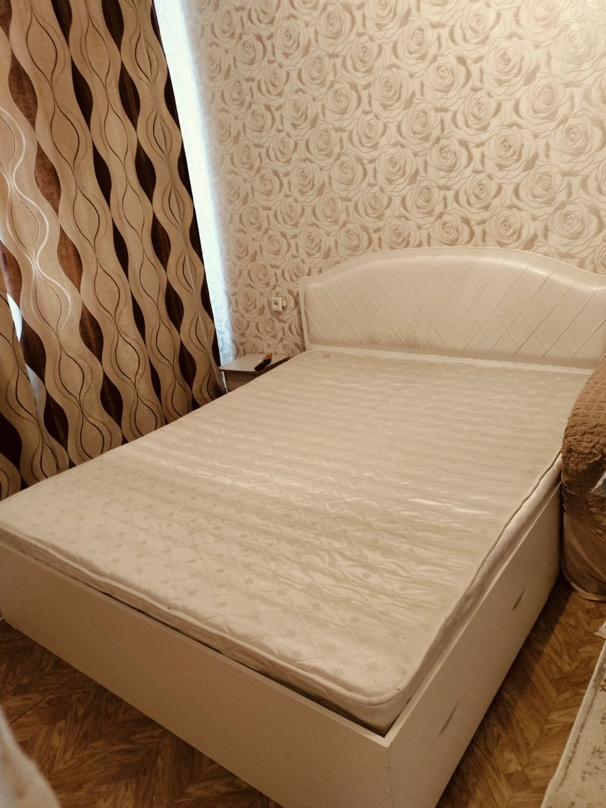 Продам тахту двуспалку с матрасом