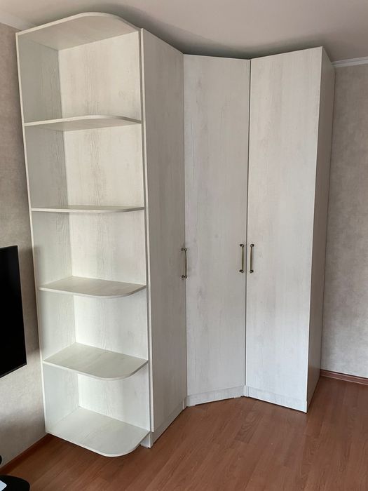 Шкаф уговой для вещей