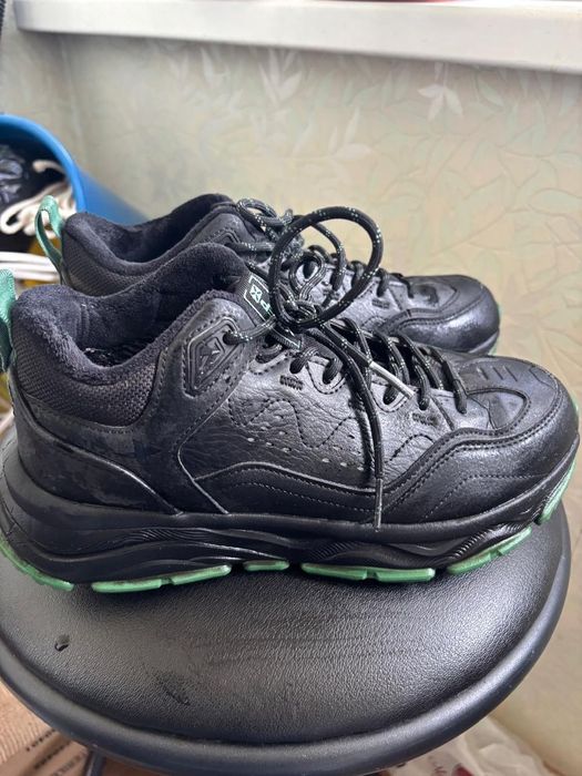 продам  зимние кроссовки, шлёпки