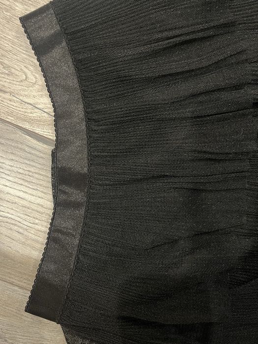 Черен костюм с камъни и пера