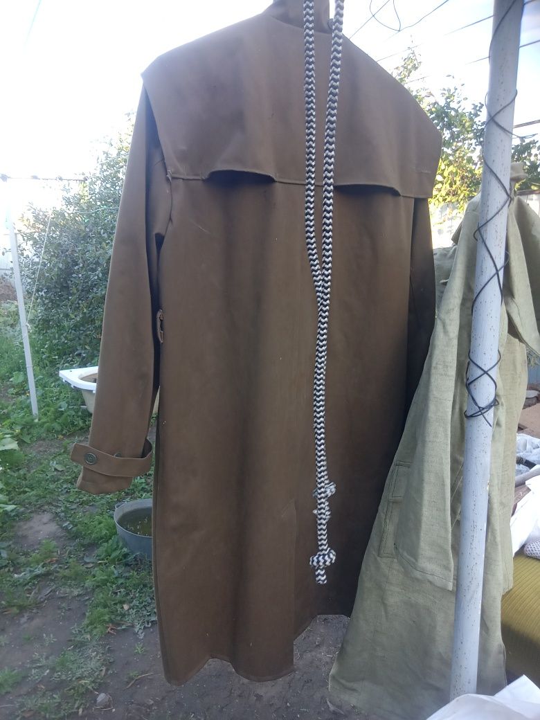 Продам два плаща.