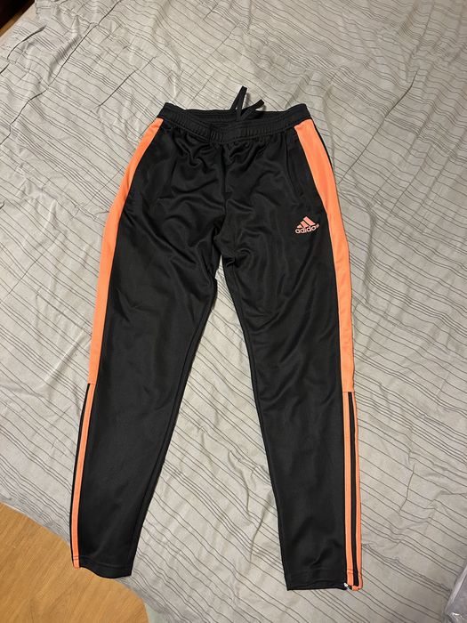 Спортно долнище adidas в черно с розови акценти