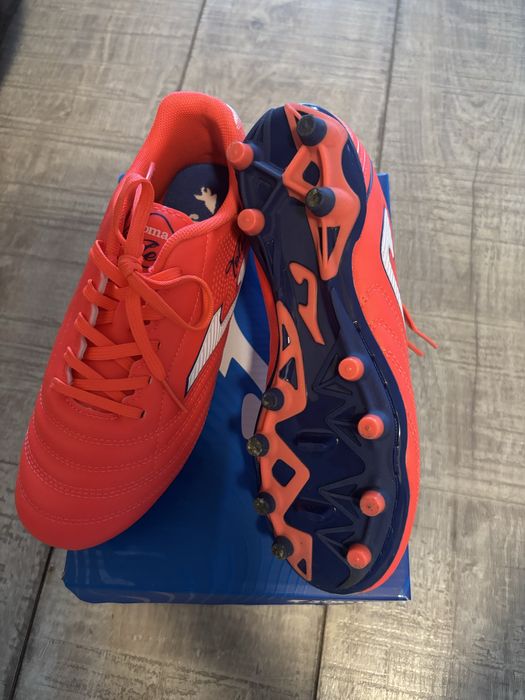 Adidasi Joma teren iarba