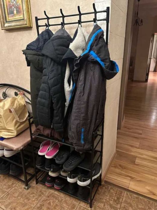 Метална стойка за дрехи и обувки в коридора, багажник за обувки