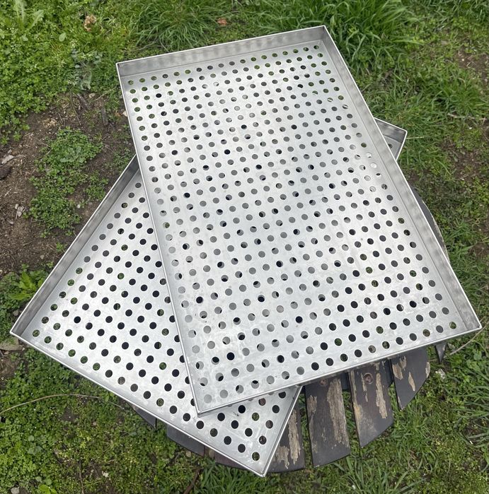 Vând set de 3 tăvi din inox