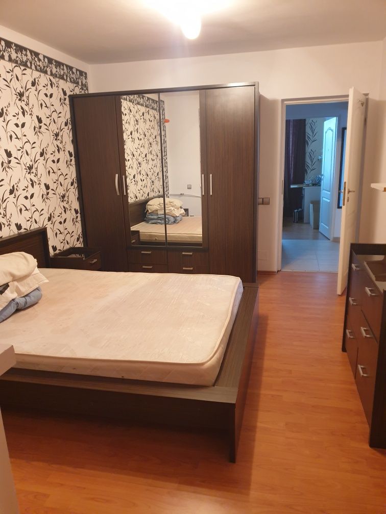 Apartament cu trei camere decomandat.