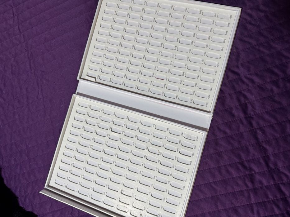 Мострена книга за нокти