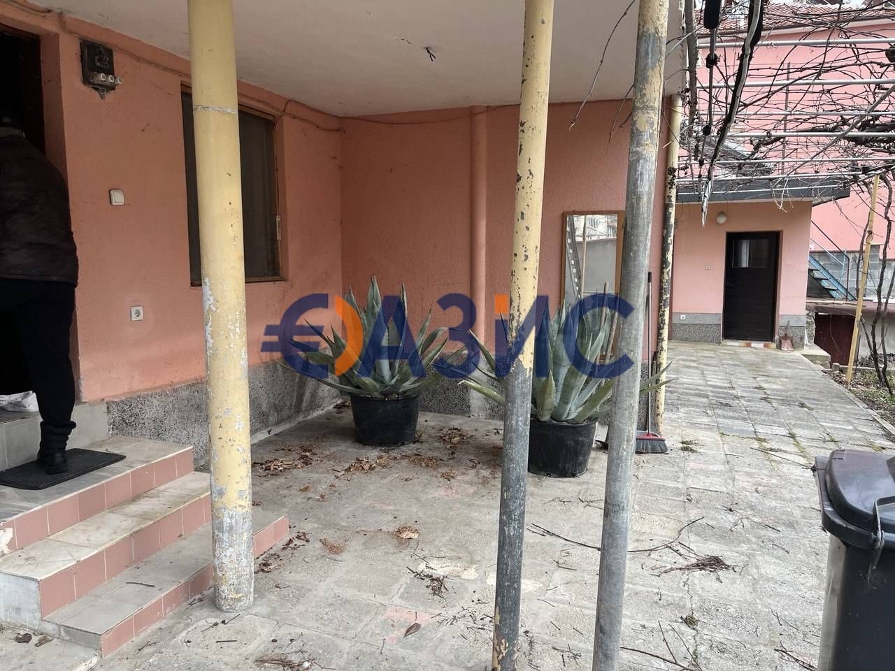 Двуетажна къща в центъра на гр. Свети Влас 245 м2, и двор 1 149 м2,