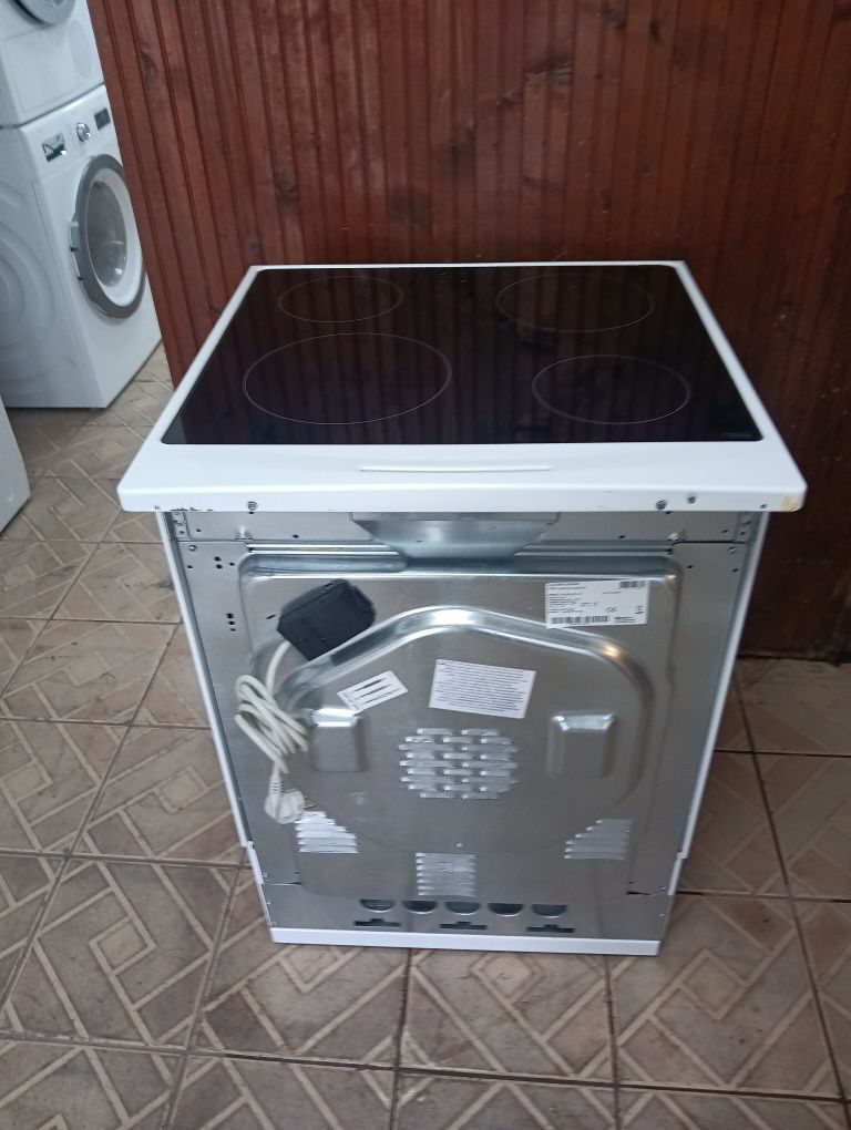 100% като нова печка с керамичен плот Gram с две години гаранция!