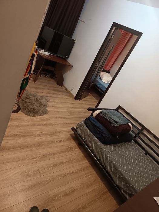 Închiriez cameră într-un apartament cu două camere