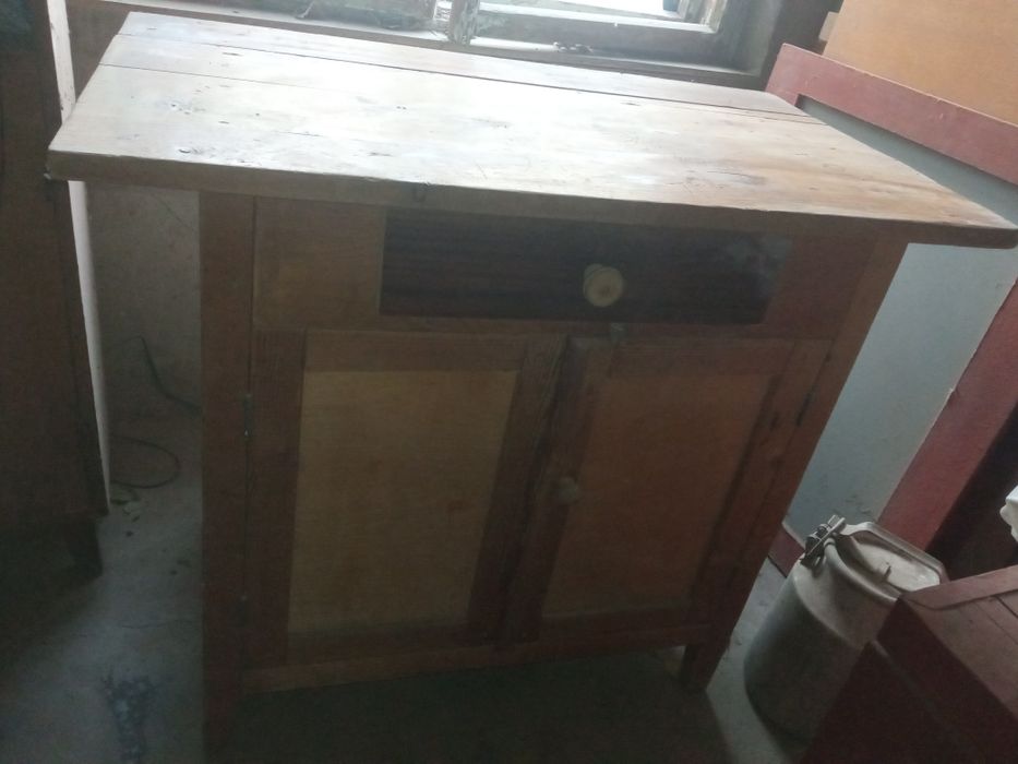 Стол кухонный. .и шкаф