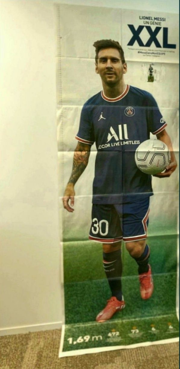 Lionel Messi, poster în mărime naturală, față-spate