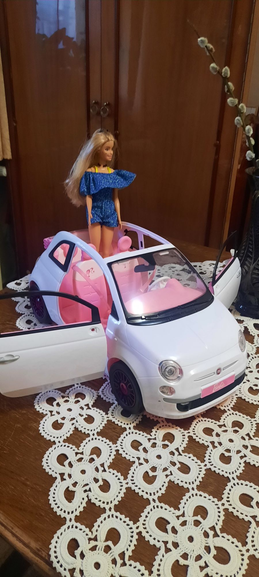Vând papusa Barbie cu mașina Fiat