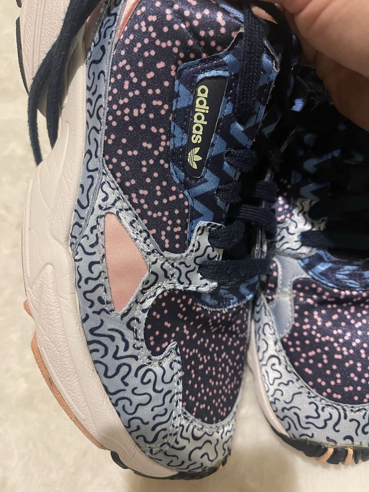 Кроссовки adidas . В отличном состоянии 40/5.
