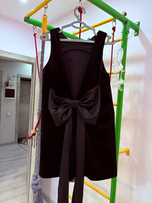 Продам новое короткое нарядное красивое платье .