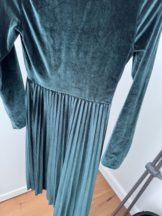 Коледна плисирана рокля Reserved