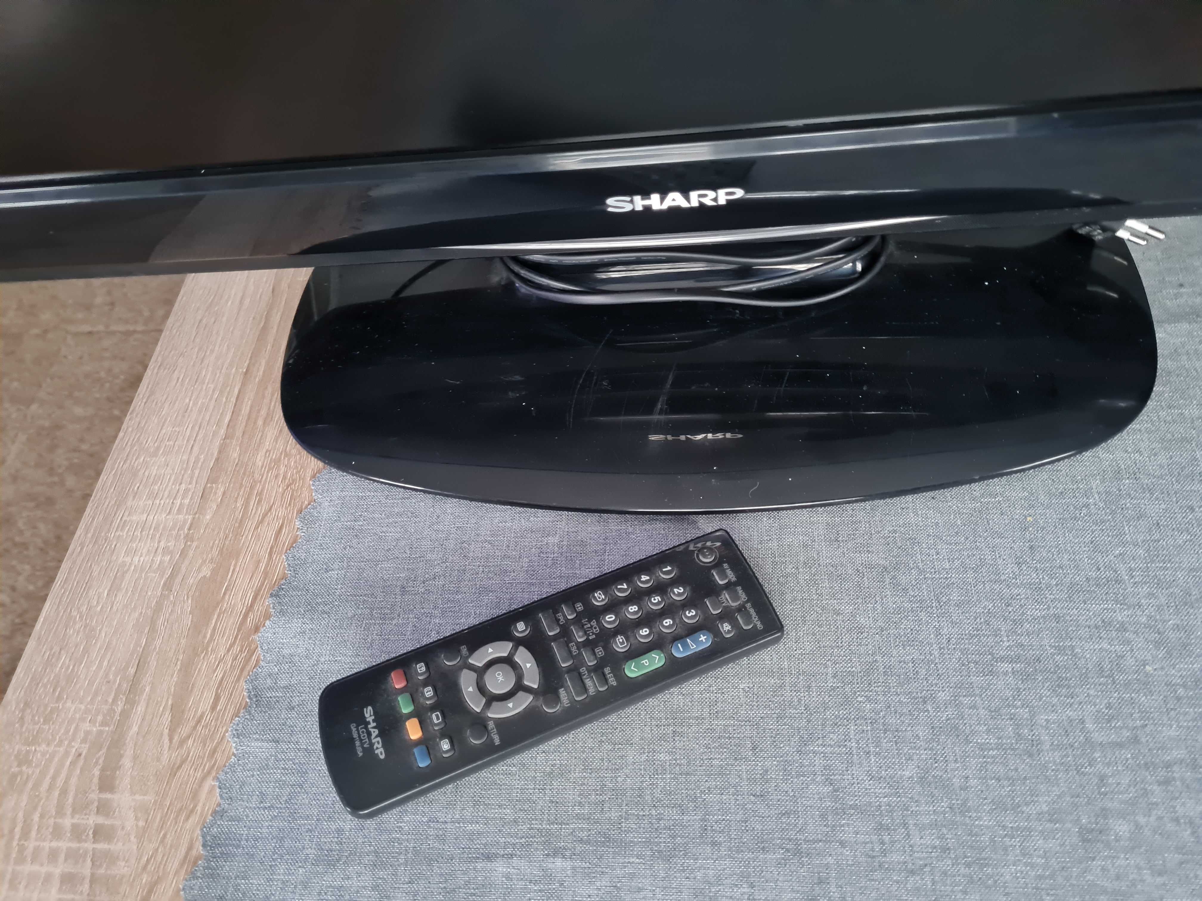 На парчета телевизор SHARP  AQUOS  LC-32D44.
