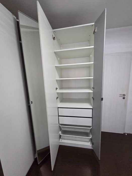 Гардероб ъглов с три корпуса и огледала