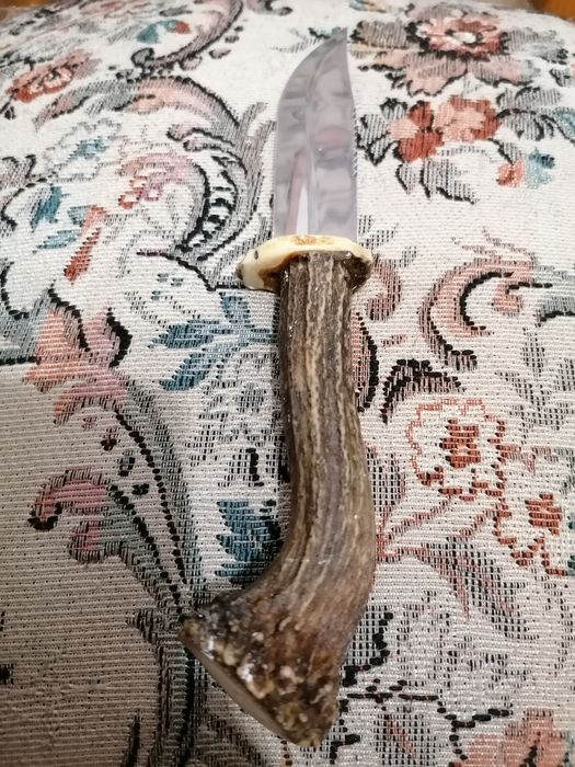 Cuțit de vânătoare vintage, mâner din corn de cerb.