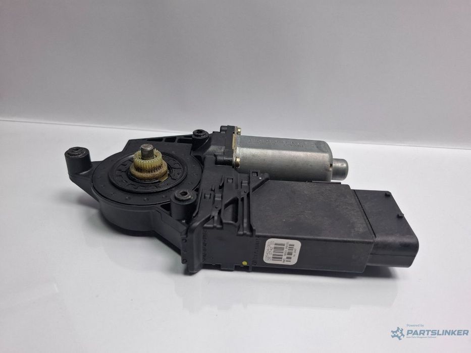 Motoras macara geam stanga fata VOLKSWAGEN PASSAT Variant 3B6 2000 - 2005 TDI AVB BOSCH 0130821695 105404301