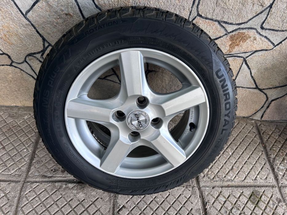 зимен комплект гуми  185/60/14 /6jx14h2. Без кривини по джантите.