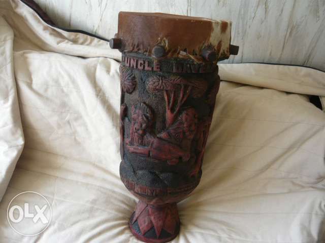 Стар африкански барабан с уникални ръчни дърворезби