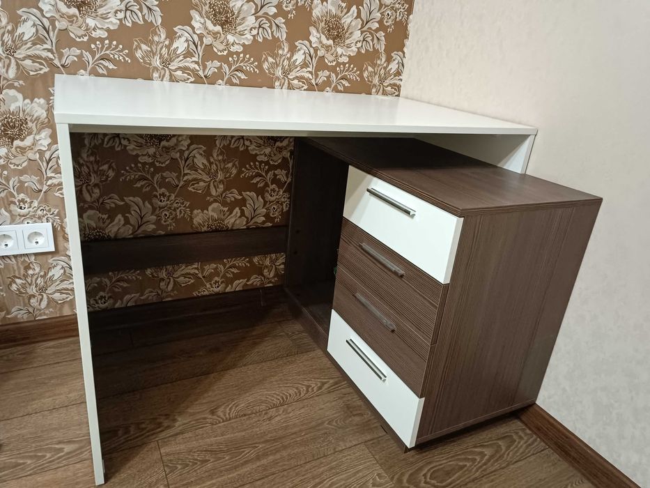 Продам компьютерный стол