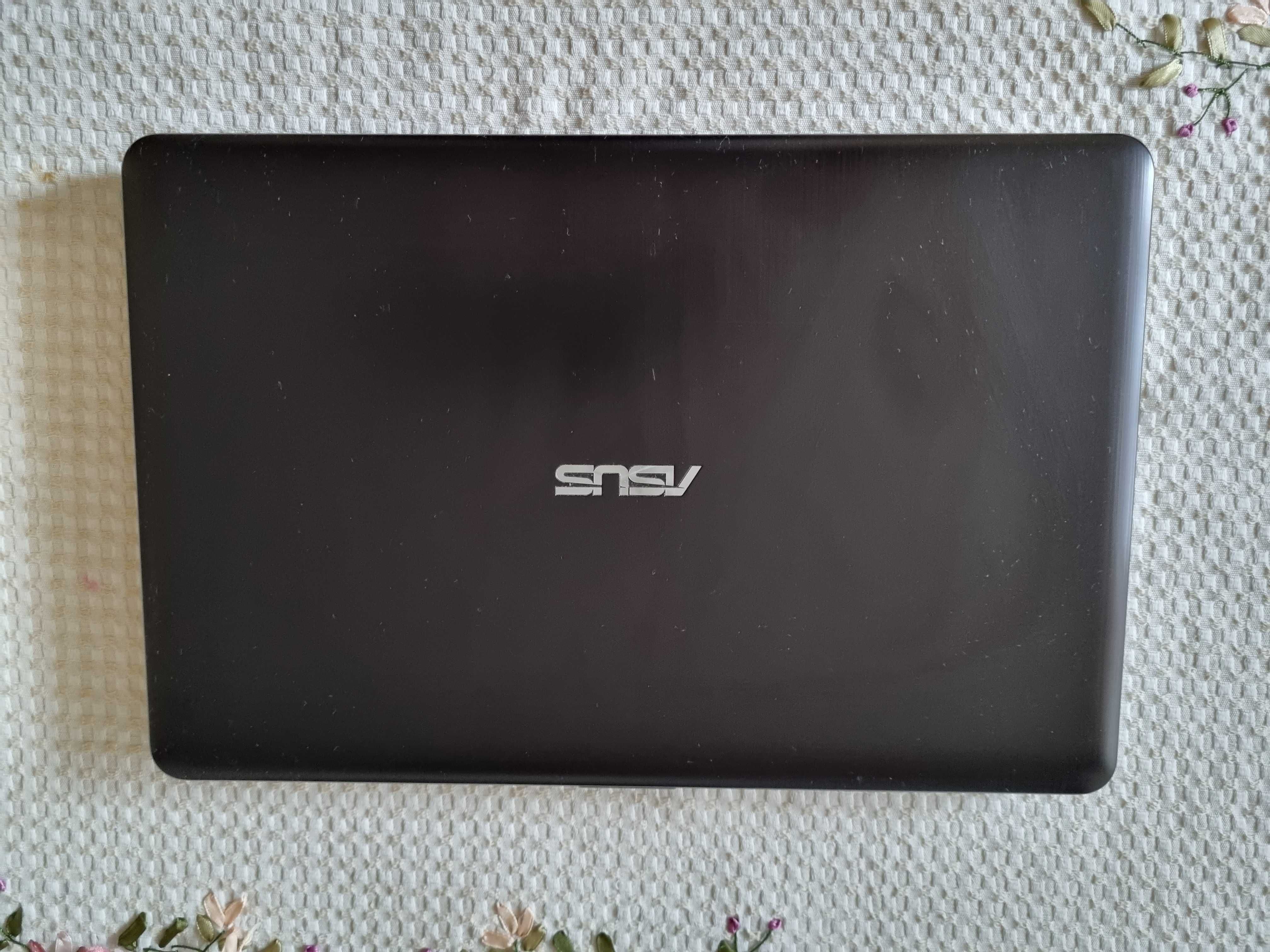 Laptop Asus i3, gen 6006u, 2ghz, 8gb ram, 256 SSD, video dedicata.