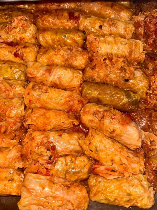 Vand: Platouri festive, sarmale crude sau preparate si cozonaci