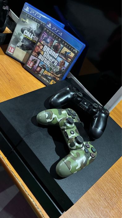 Vand ps 4 pro 1TB se misca impecabil