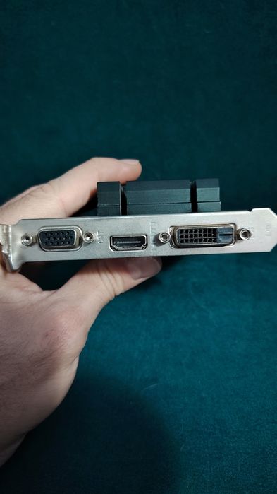 Vând placă video MSI GeForce GT 730 2GB Low Profile (N730K-2GD3H/LP)