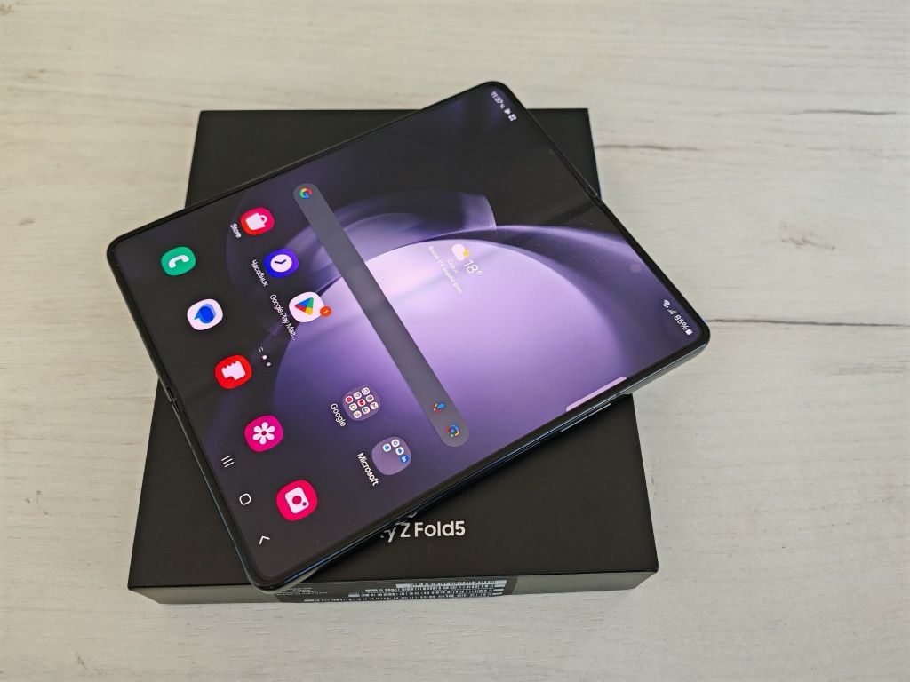 Бартер/Като нов/ Samsung Galaxy Fold5/5G-12 GB RAM 512 GB ROM/Гаранц