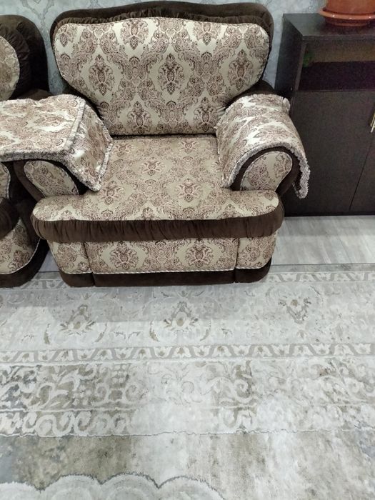 Продам диван с креслом для гостиной